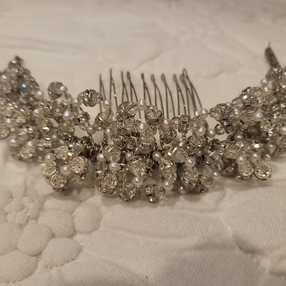 Elegant Silver and White Hair Comb - Picture 1 of 3